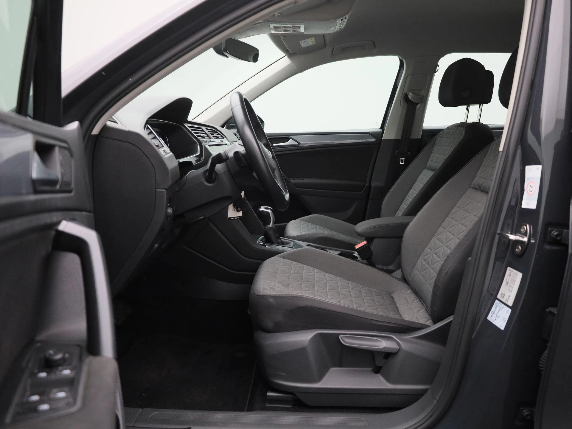 Volkswagen-Tiguan-image-10