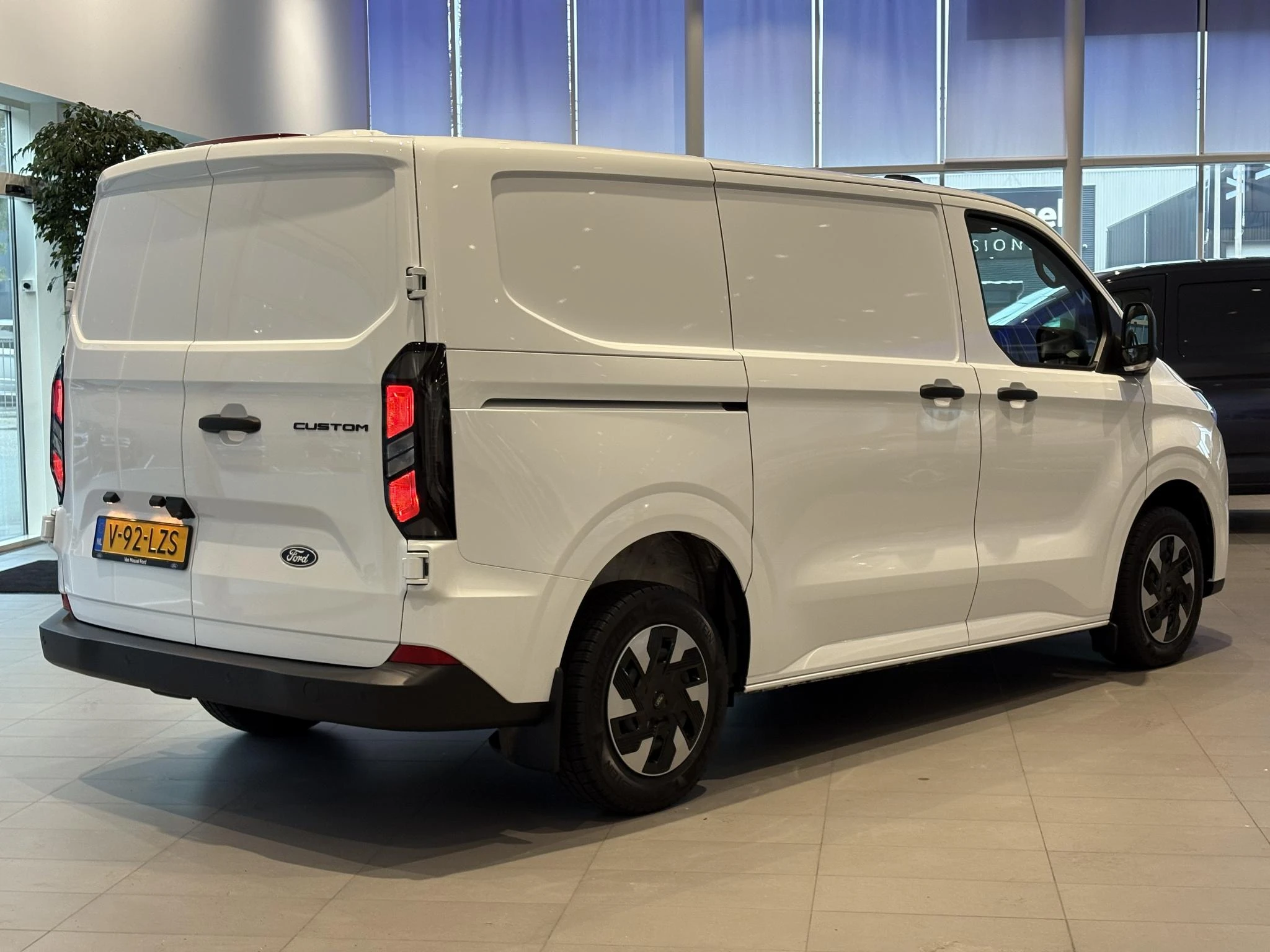 Ford-Transit Custom-image-3