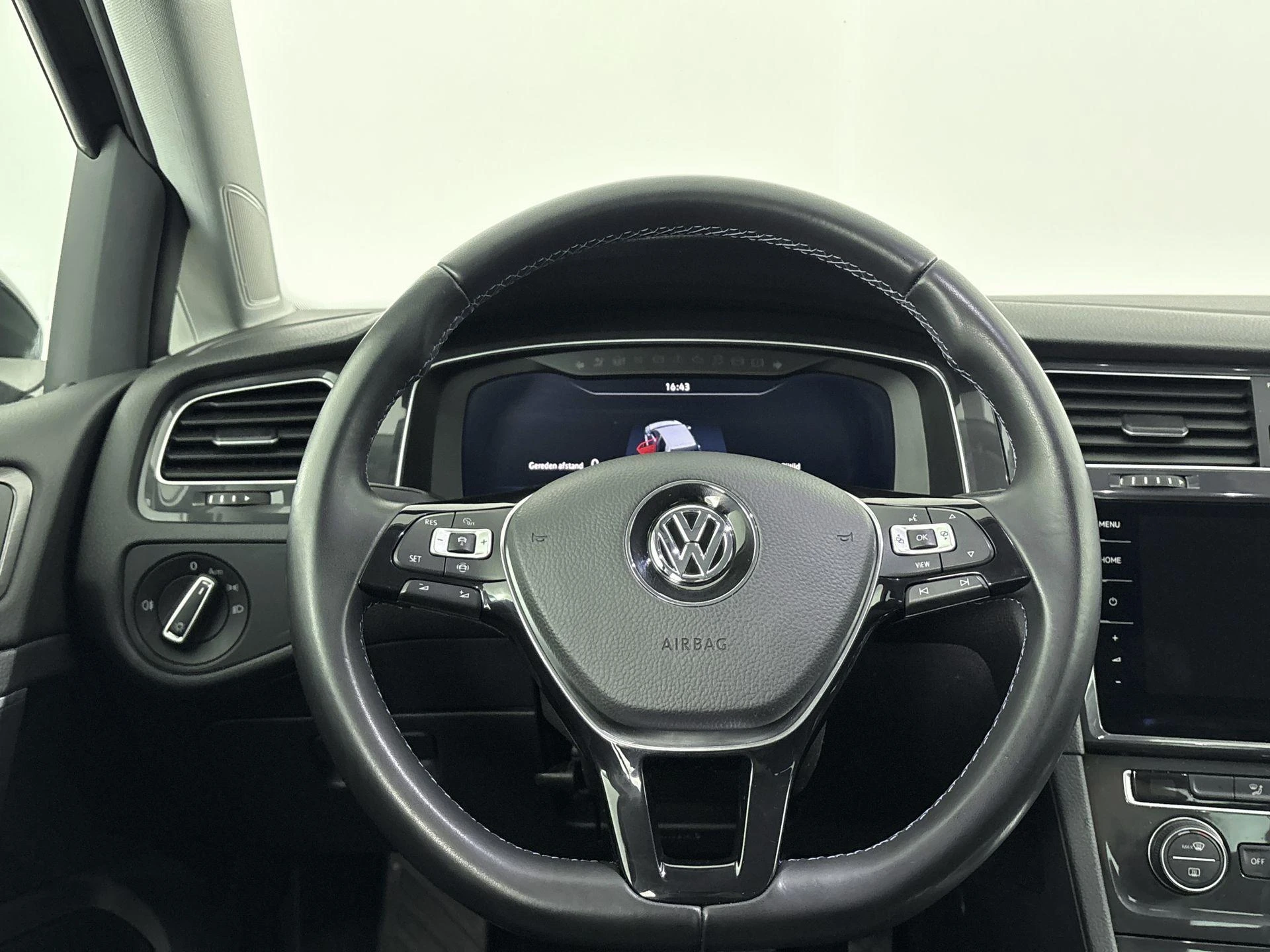 Volkswagen-e-Golf-image-15