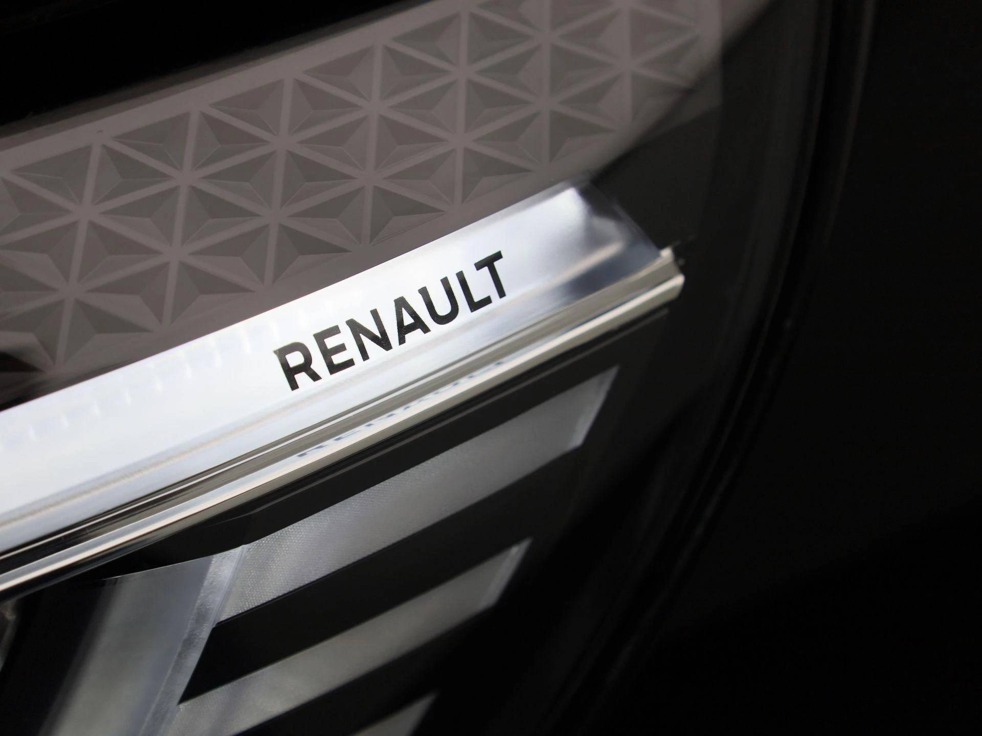 Renault-Megane E-Tech-image-14