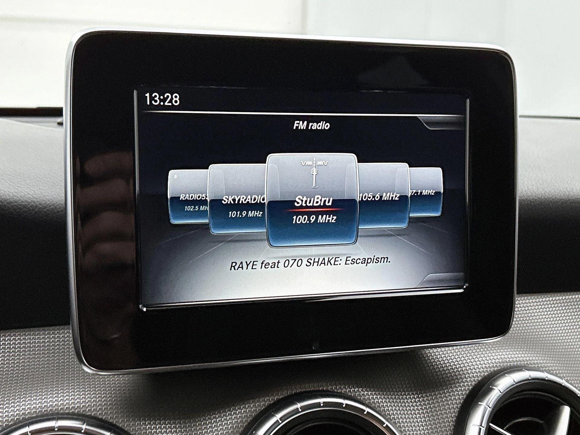 Mercedes-Benz-CLA-image-31