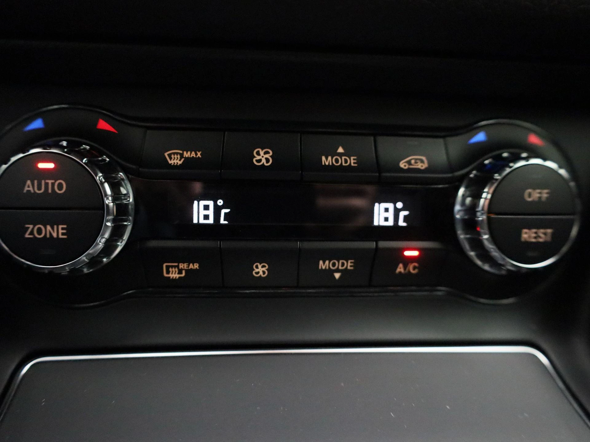 Mercedes-Benz-GLA-image-25