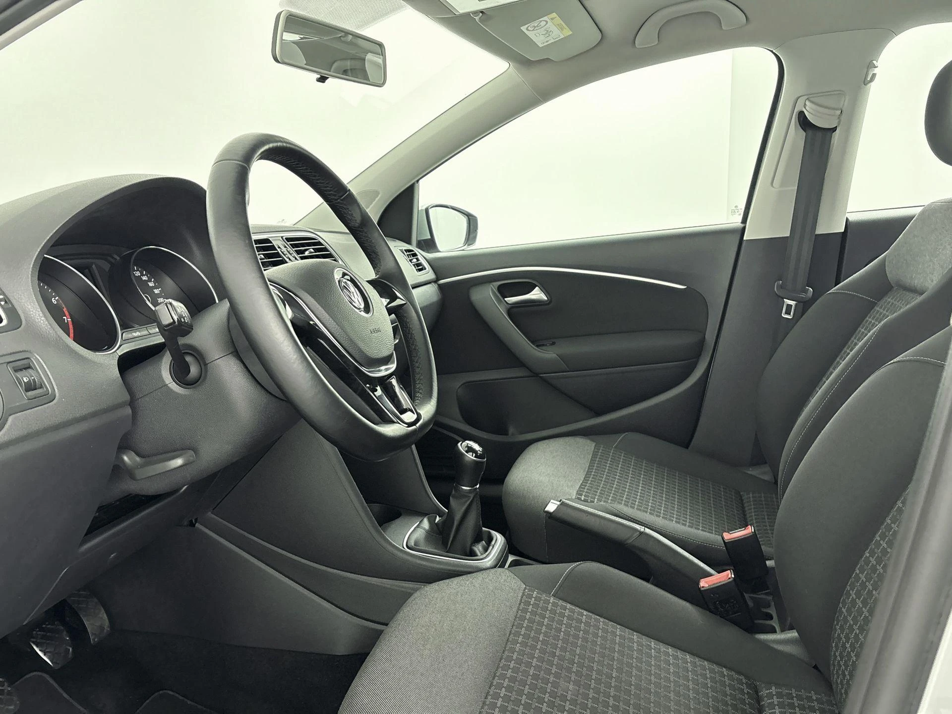 Volkswagen-Polo-image-10