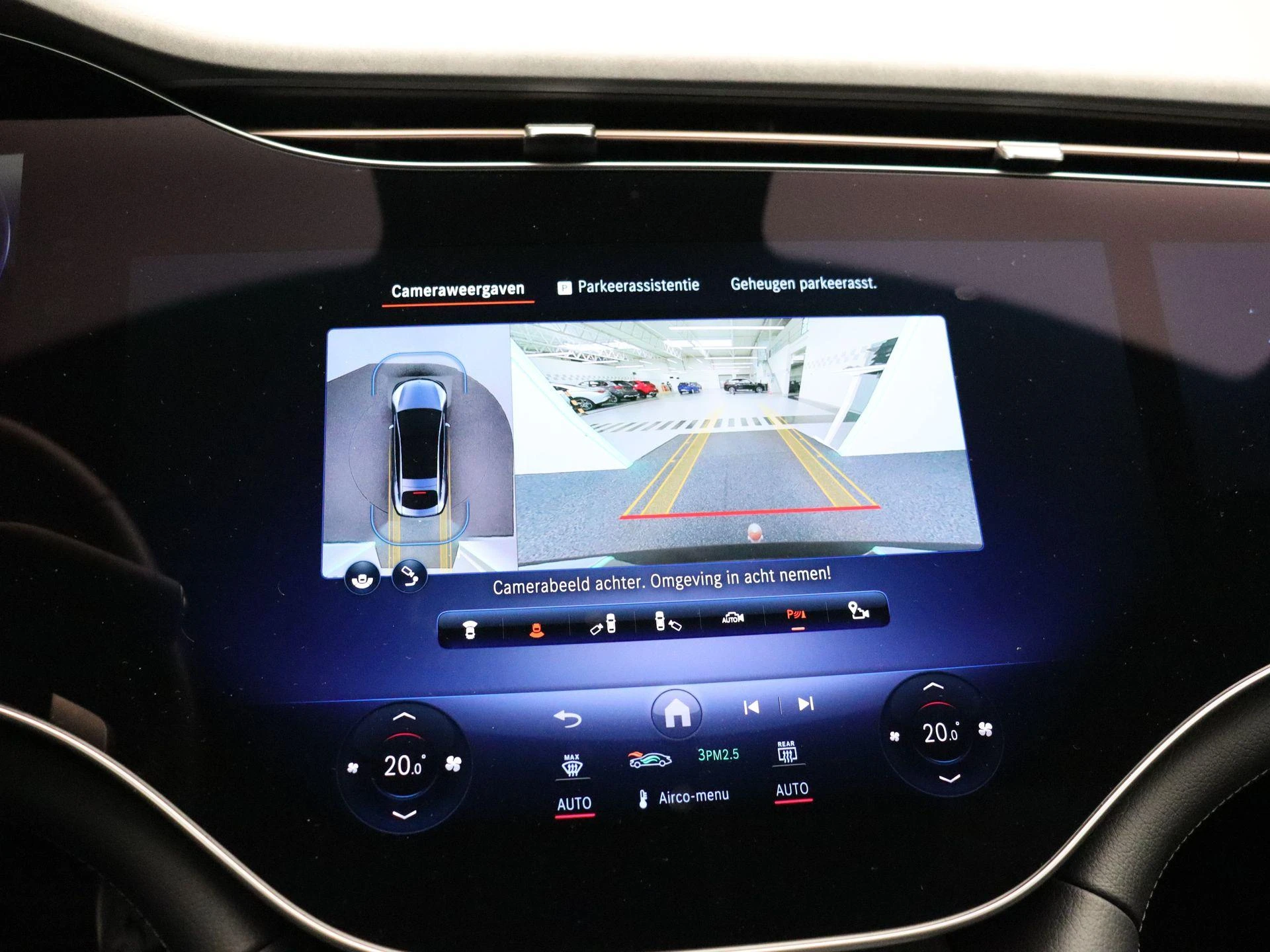 Mercedes-Benz-EQS-image-19