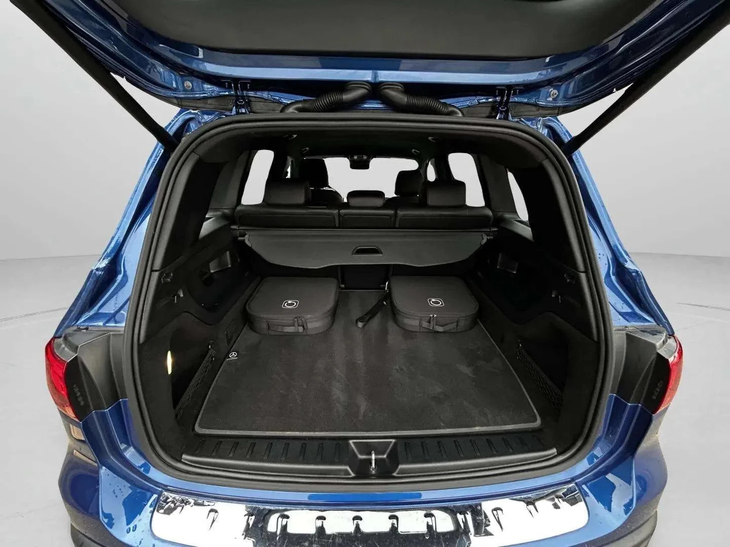 Mercedes-Benz-EQB-image-20