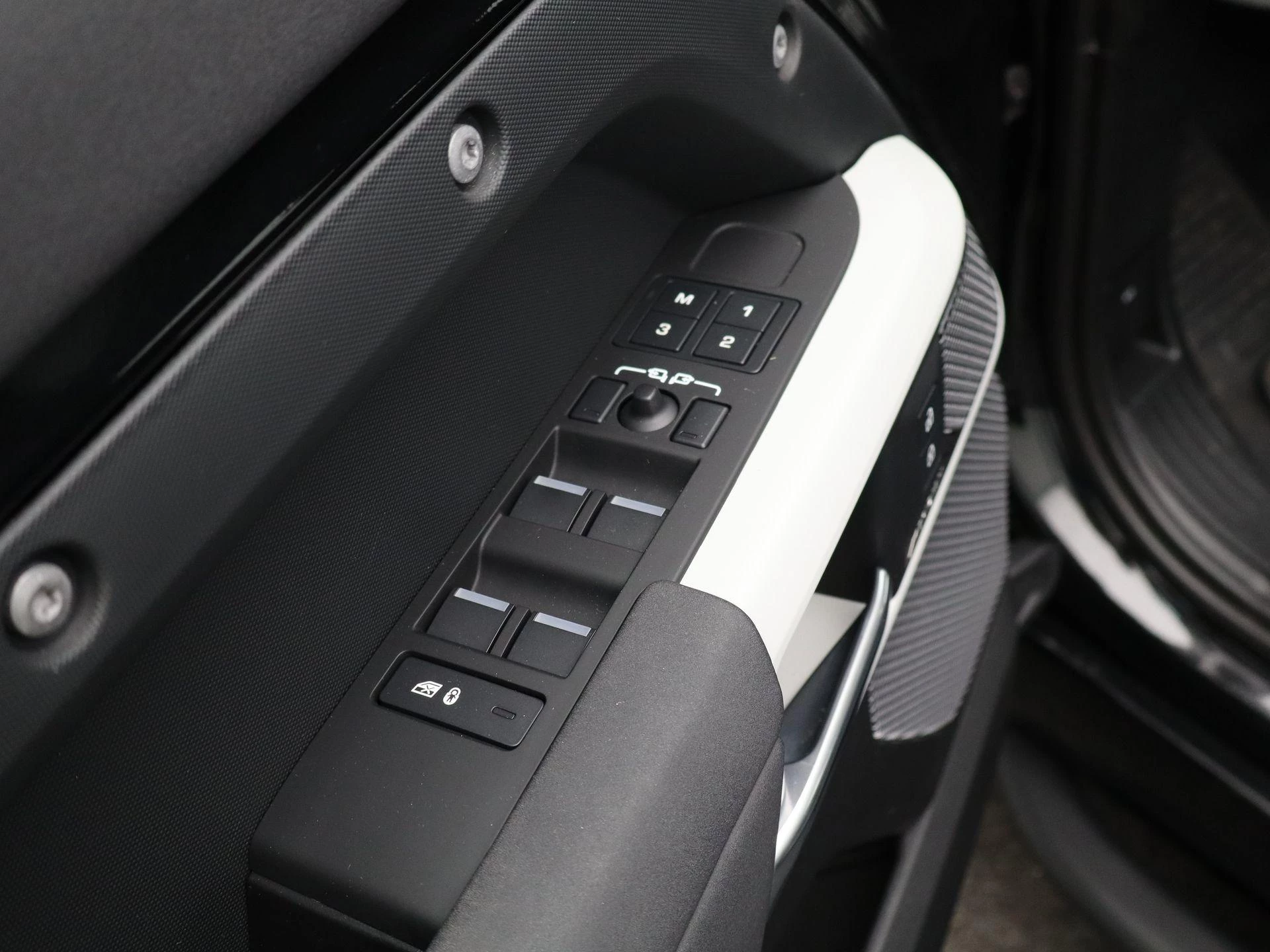 Land Rover-Defender-image-34
