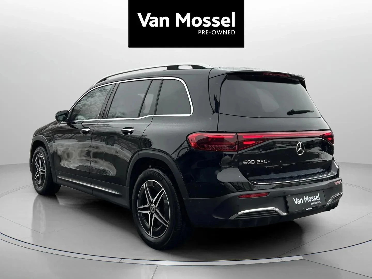 Mercedes-Benz-EQB-image-6