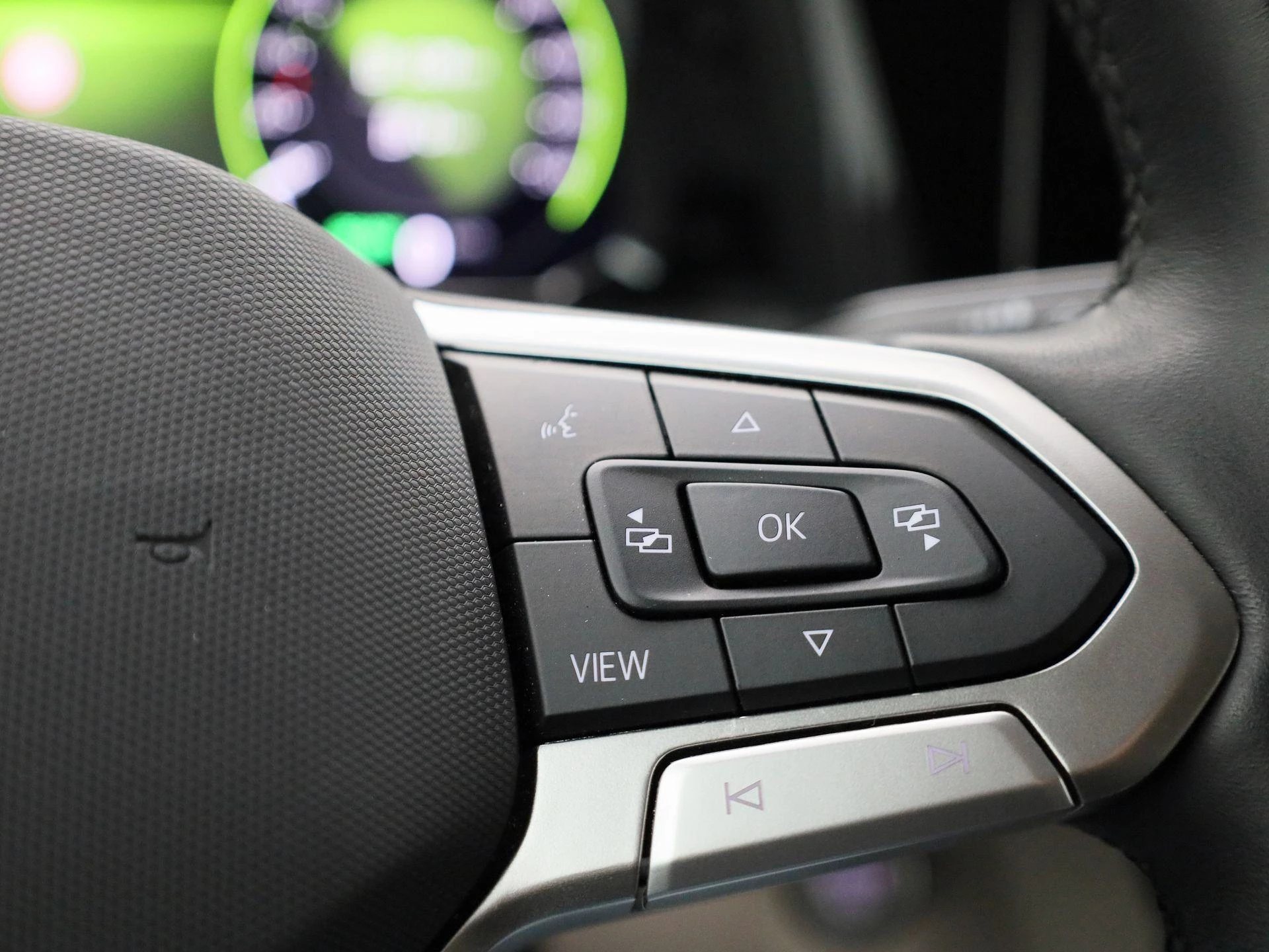 Volkswagen-Multivan-image-25