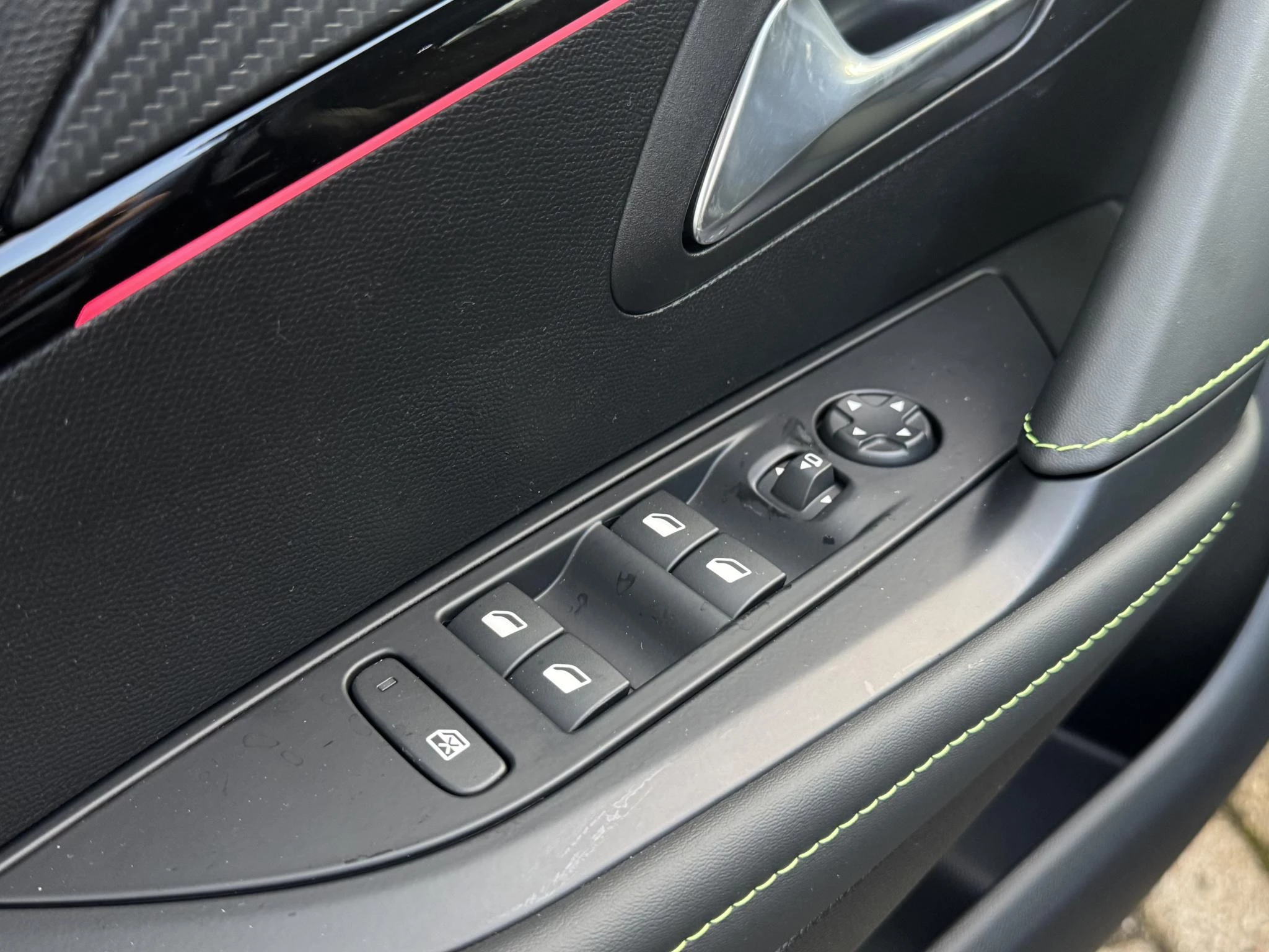 Peugeot-e-208-image-10