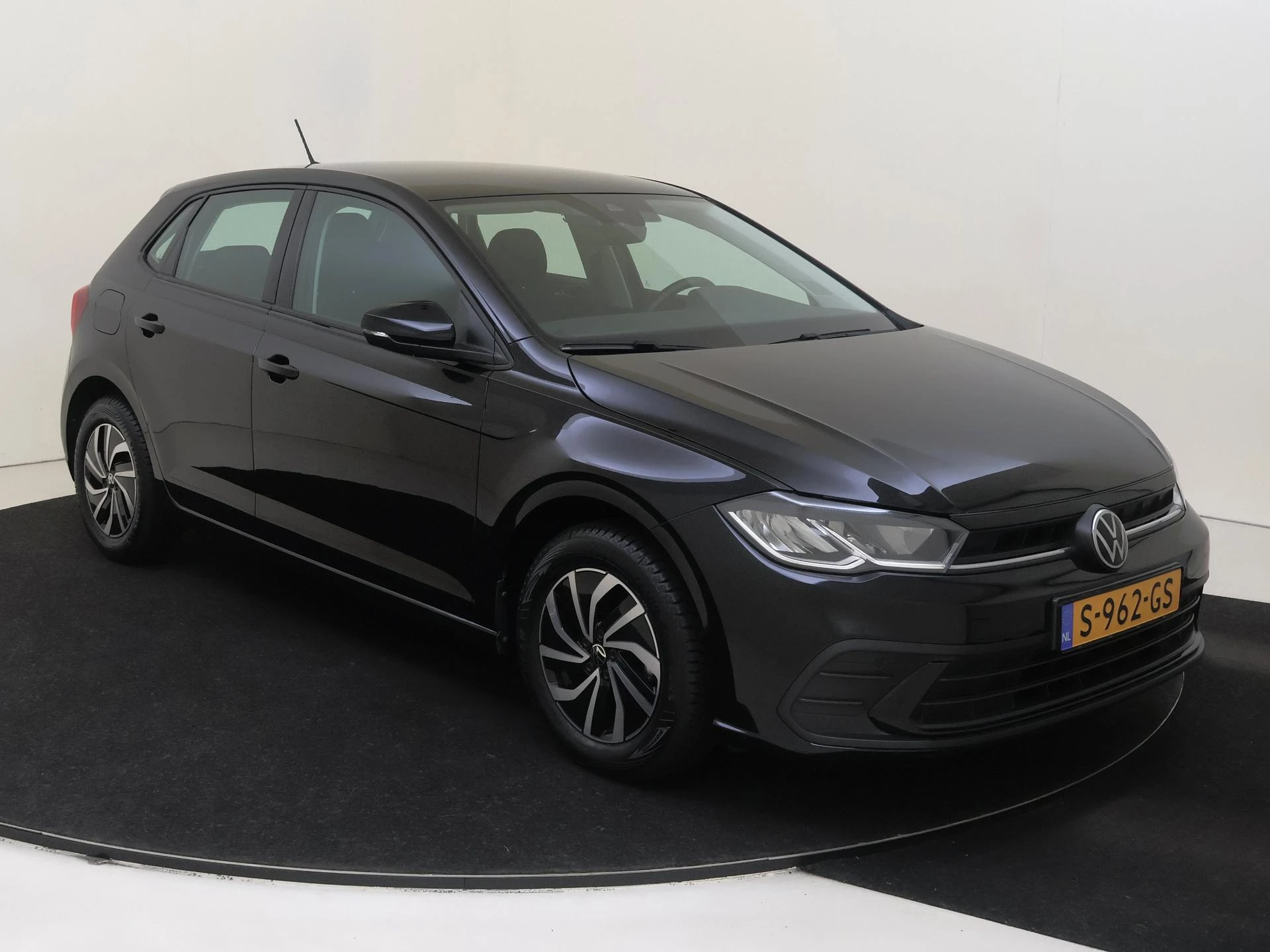 Volkswagen-Polo-image-1