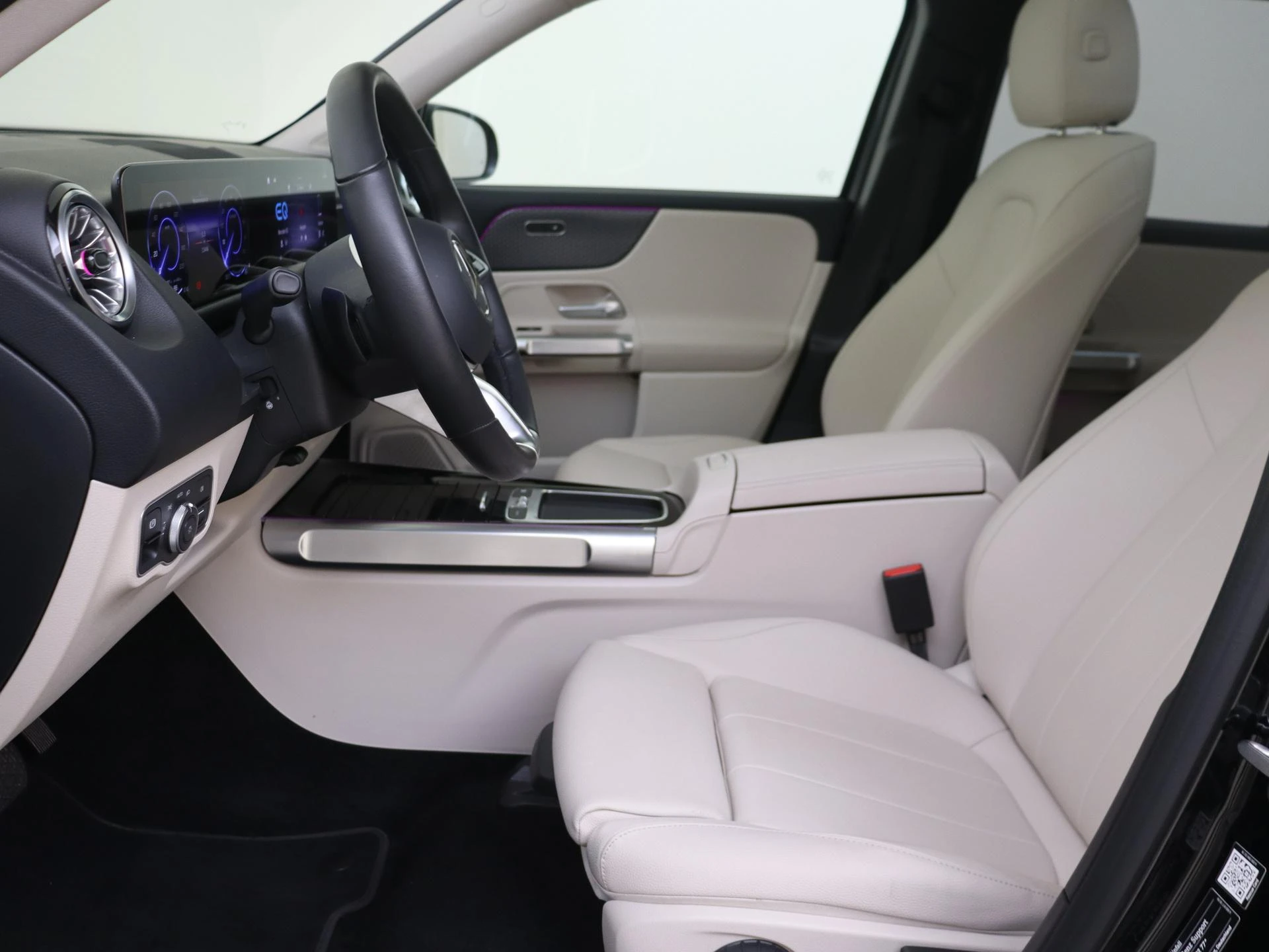 Mercedes-Benz-EQB-image-14