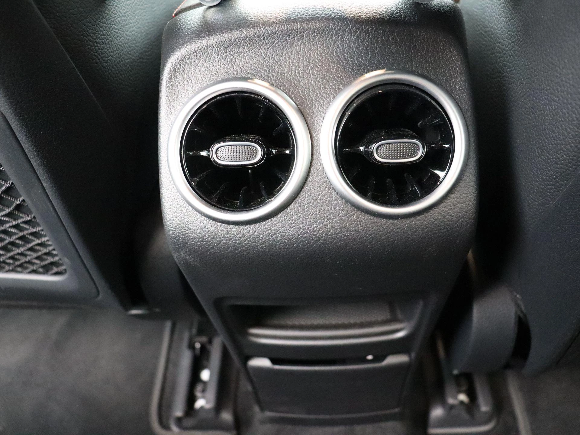 Mercedes-Benz EQB 250+ AMG Line + 7 ZITPLAATSEN + CARPLAY + NIGHTPAKKET +