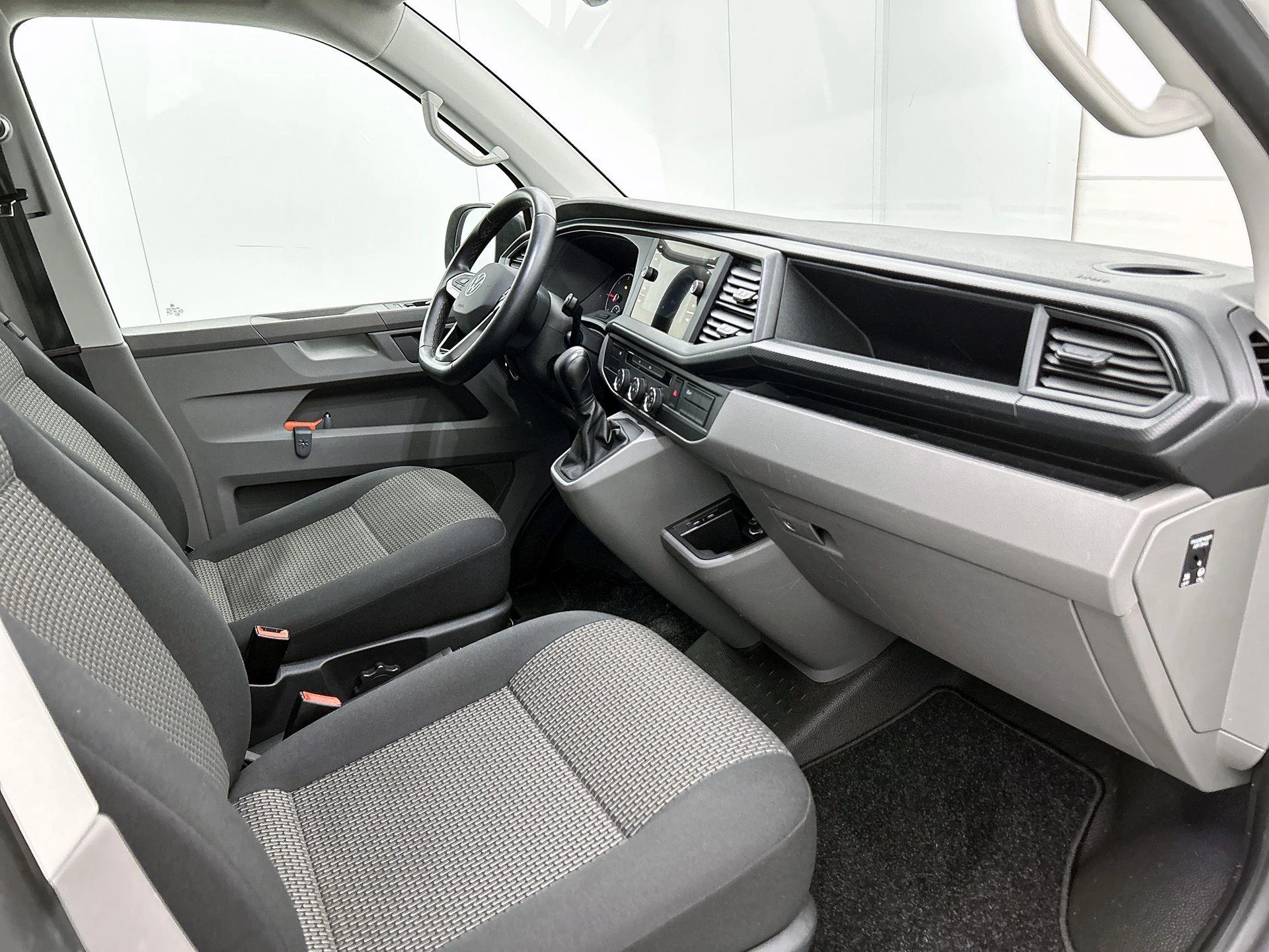 Volkswagen-Transporter-image-19