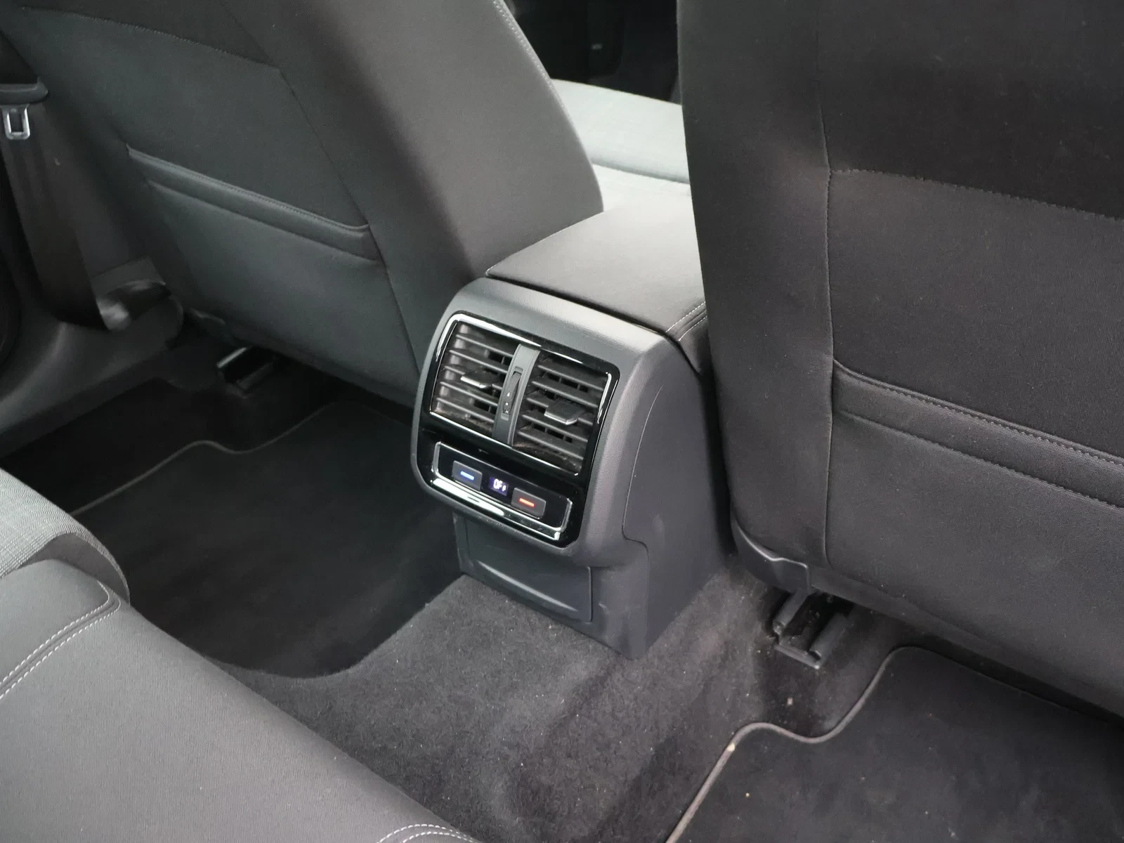 Volkswagen Passat Variant Passat Variant Style 'Business' 2.0 TDI 122PK *AUTOMAAT*NAVI*TREKHAAK*CAMERA*PDC*KEYLESS*CRUISE*...*