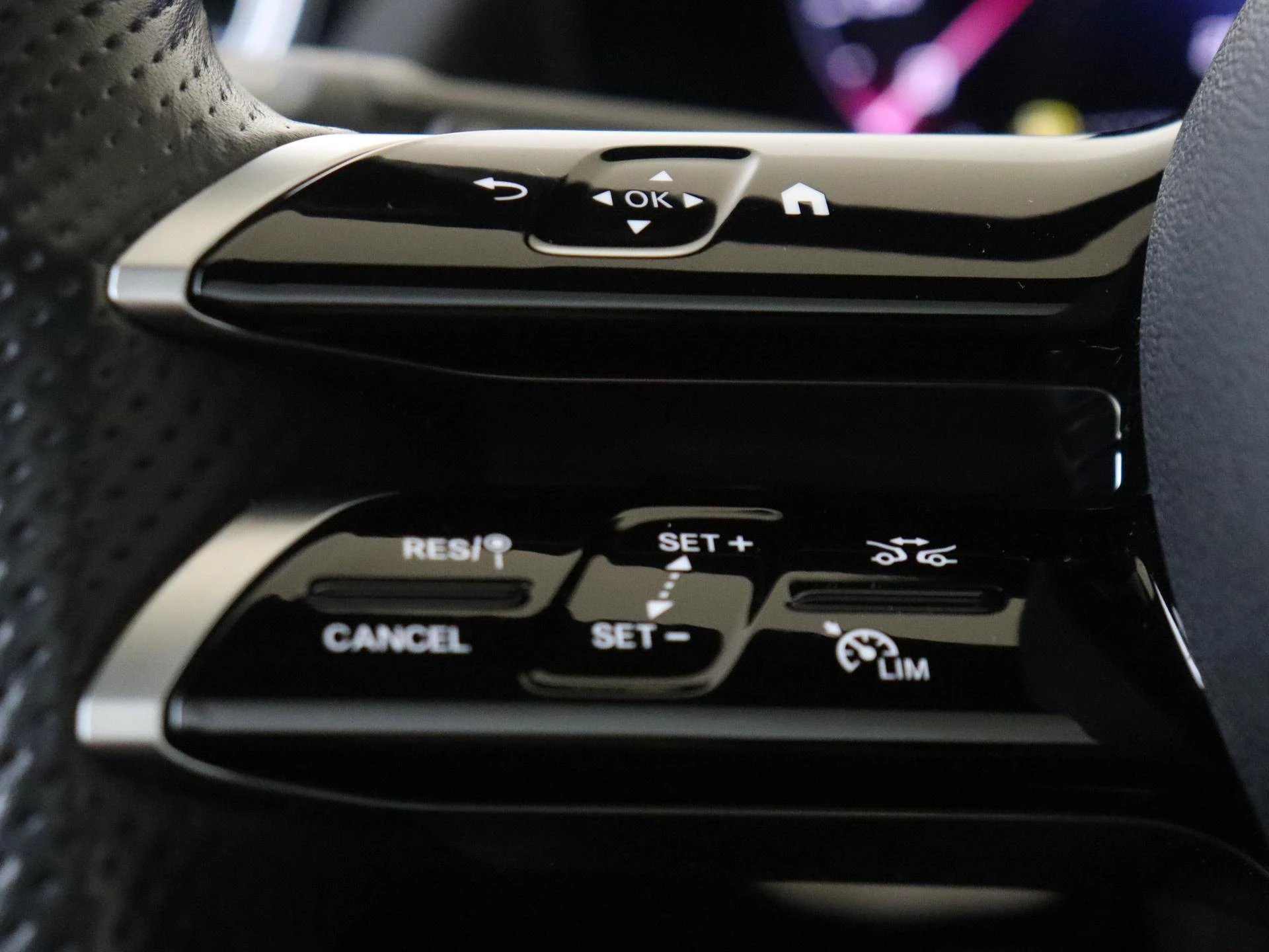 Mercedes-Benz-GLA-image-11