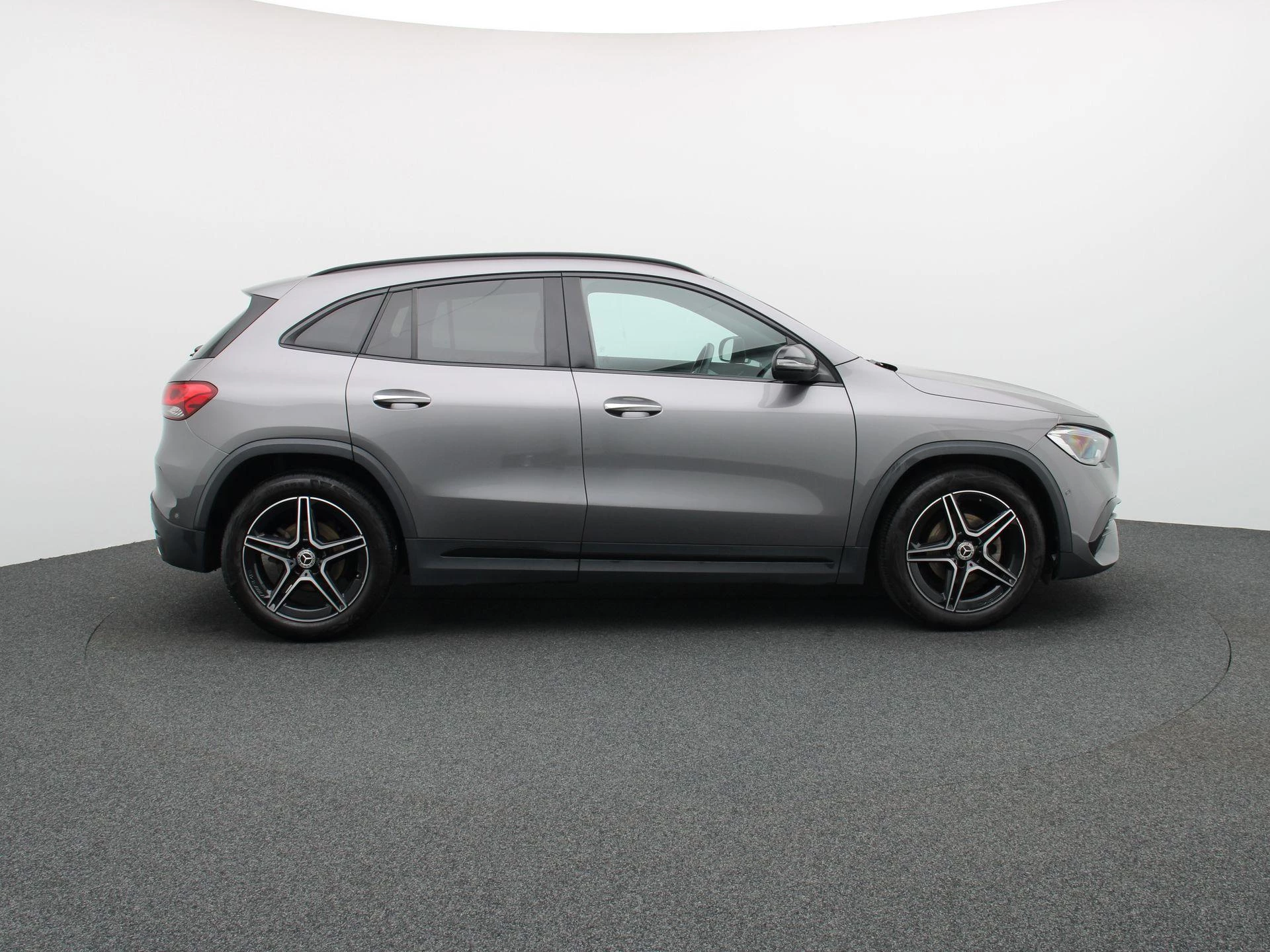 Mercedes-Benz GLA 180 AMG LINE + MULTIBEAM LED + CARPLAY + DISTRONIC PLUS +