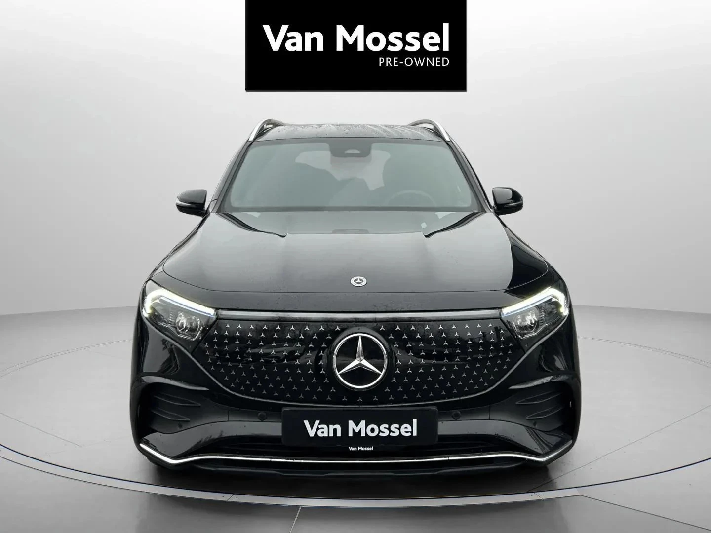 Mercedes-Benz-EQB-image-1