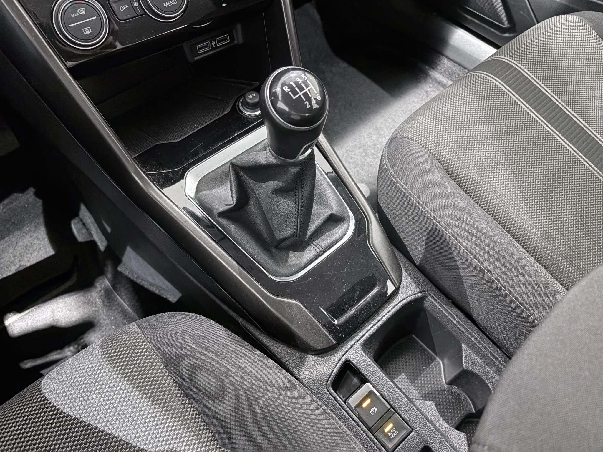 Volkswagen-T-Roc-image-28