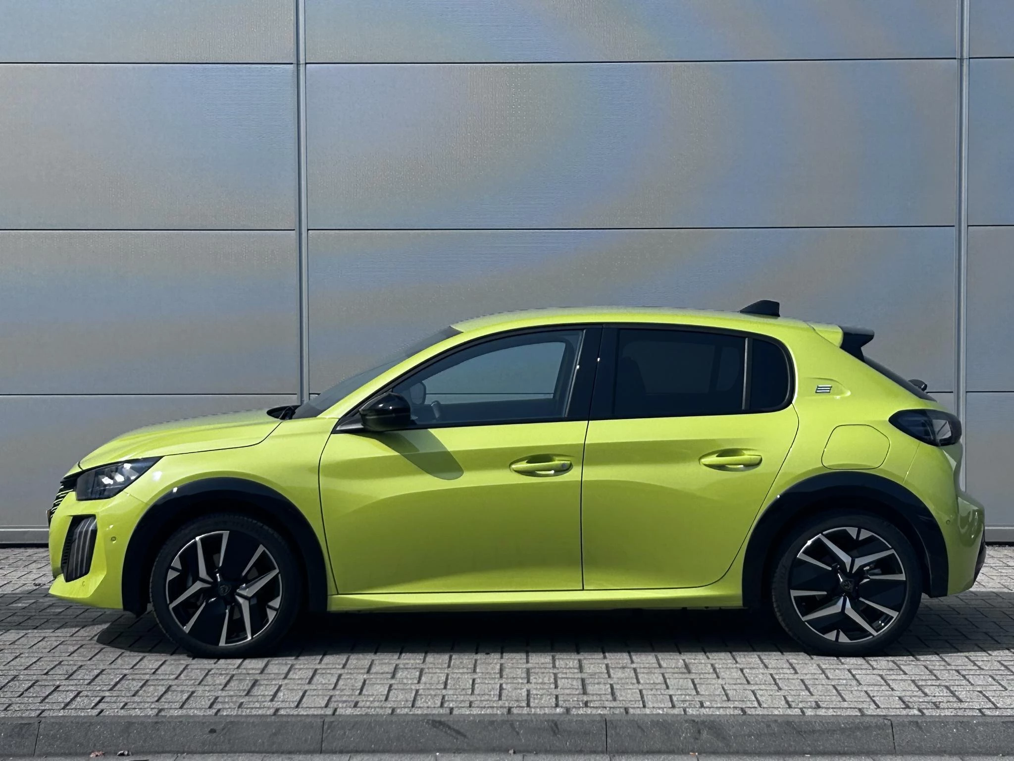 Peugeot-e-208-image-2