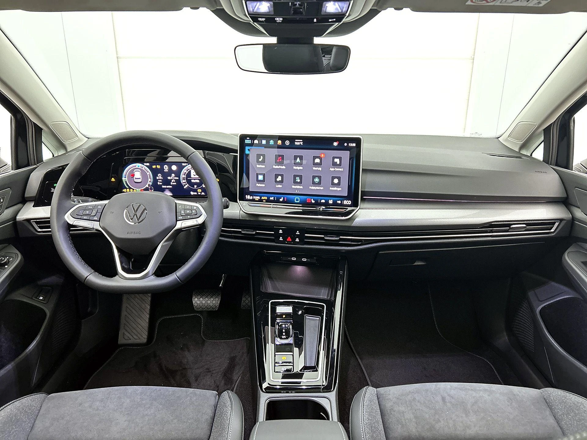 Volkswagen-Golf-image-24