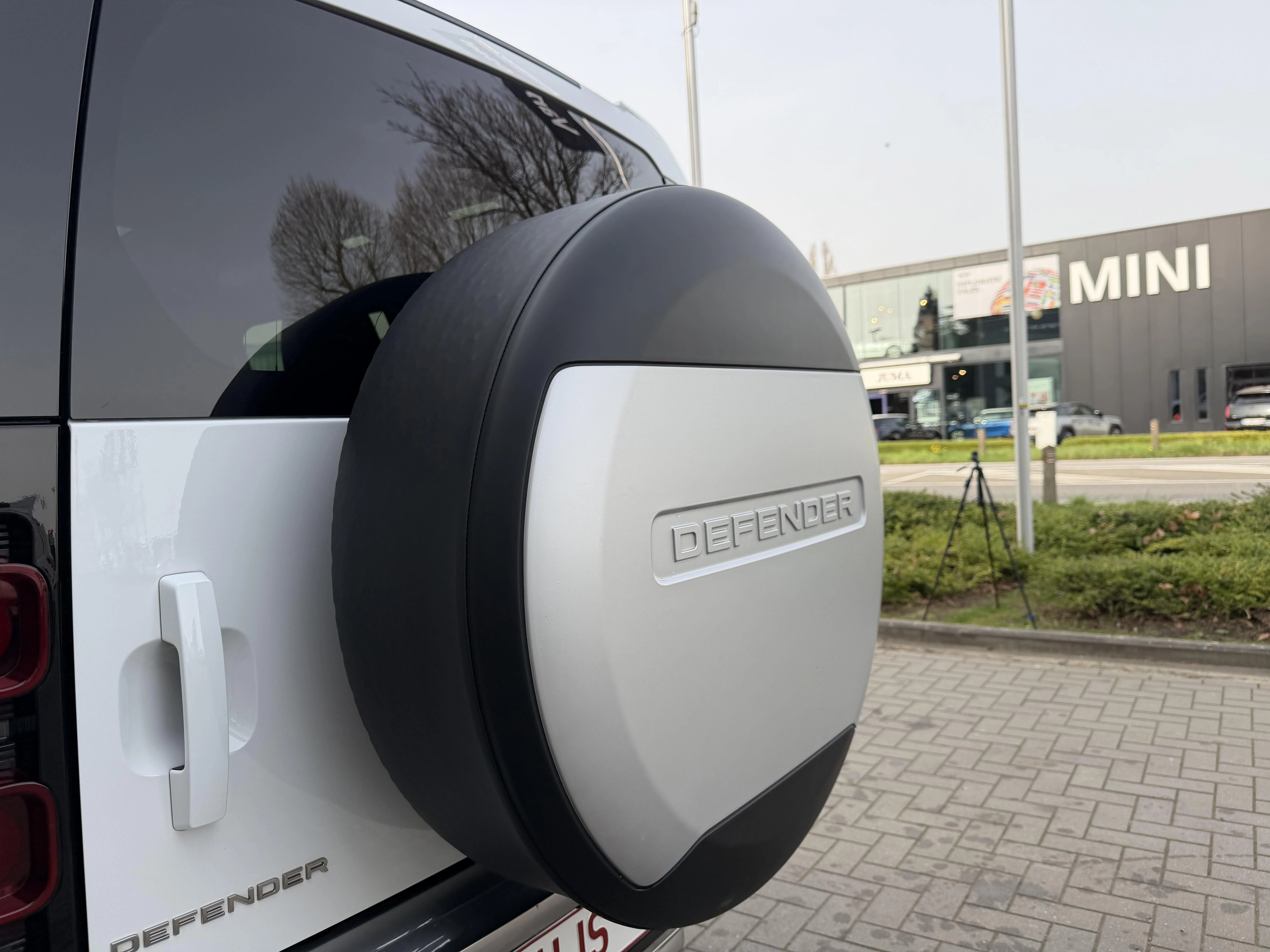 Land Rover Defender 110 D250 SE AWD