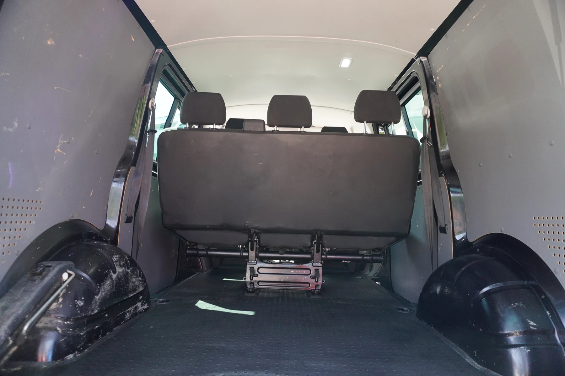 Volkswagen-Transporter-image-13