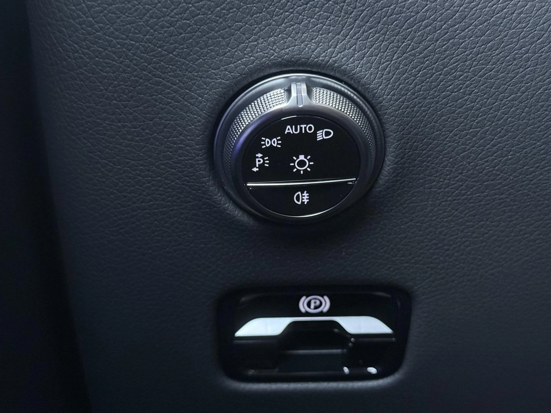 Mercedes-Benz-GLC-image-25