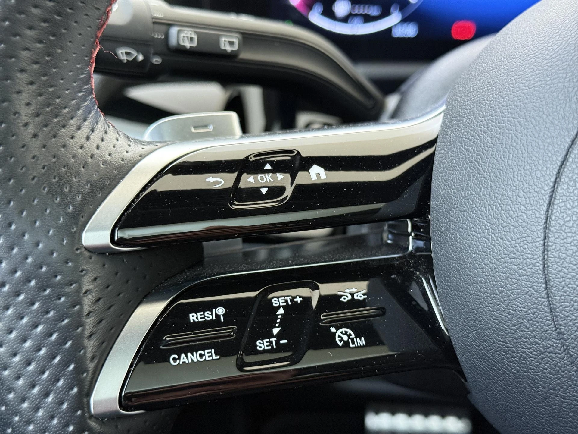 Mercedes-Benz-GLA-image-11