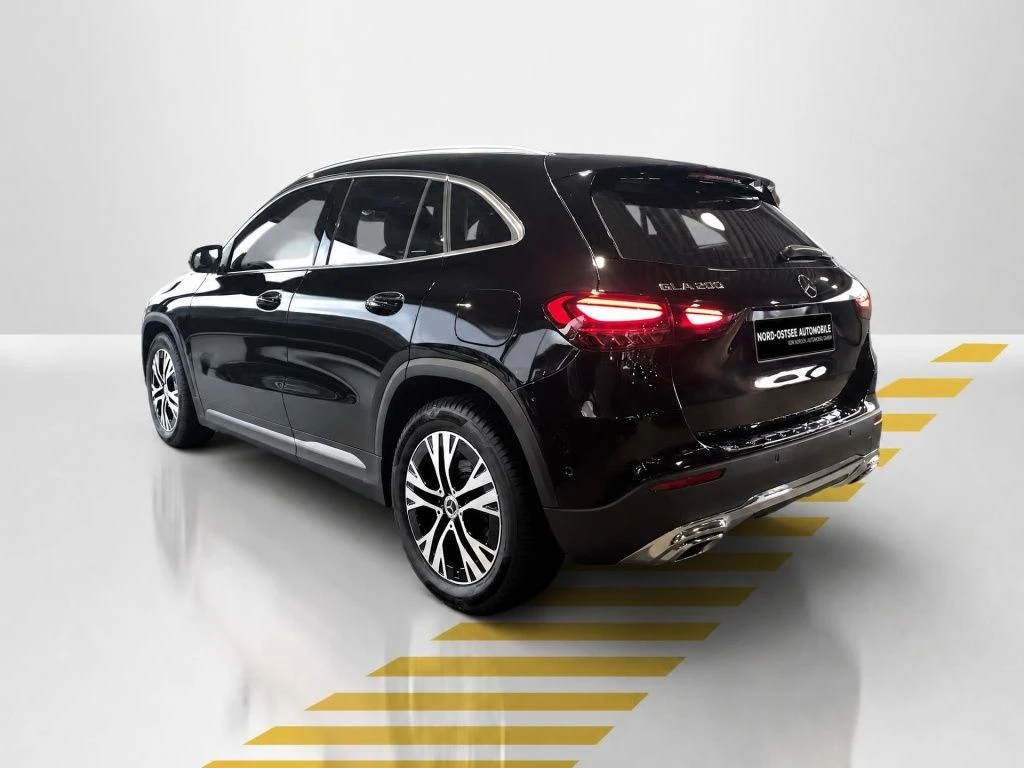 Mercedes-Benz-GLA 200-image-12
