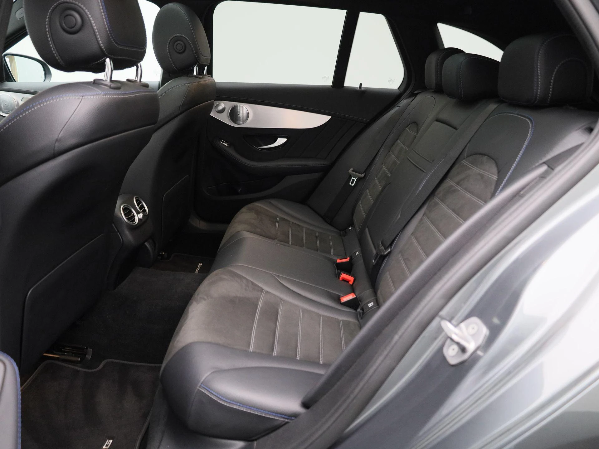 Mercedes-Benz-C-Klasse-image-10
