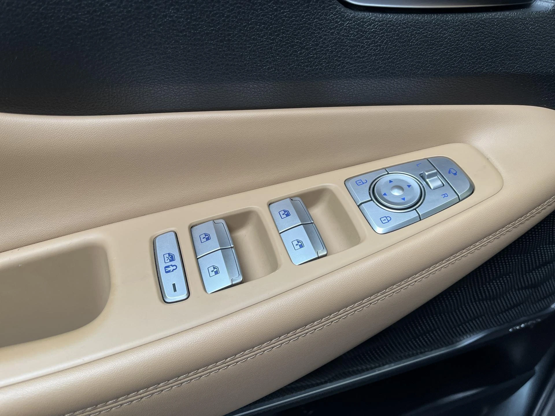 Hyundai-Santa Fe-image-14