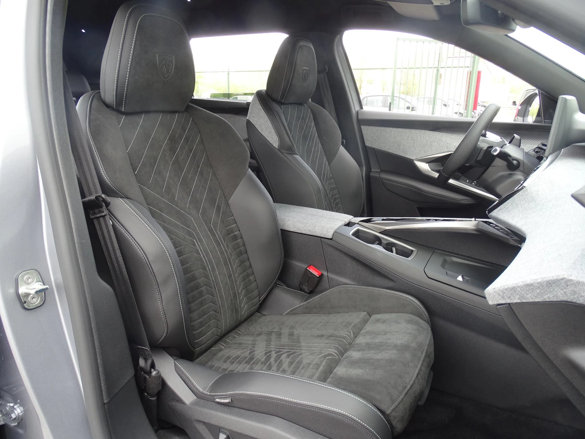 Peugeot-e-5008-image-12