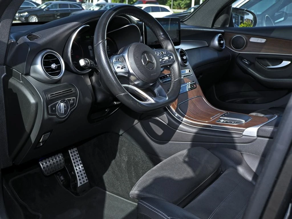 Mercedes-Benz-GLC 300 de-image-8