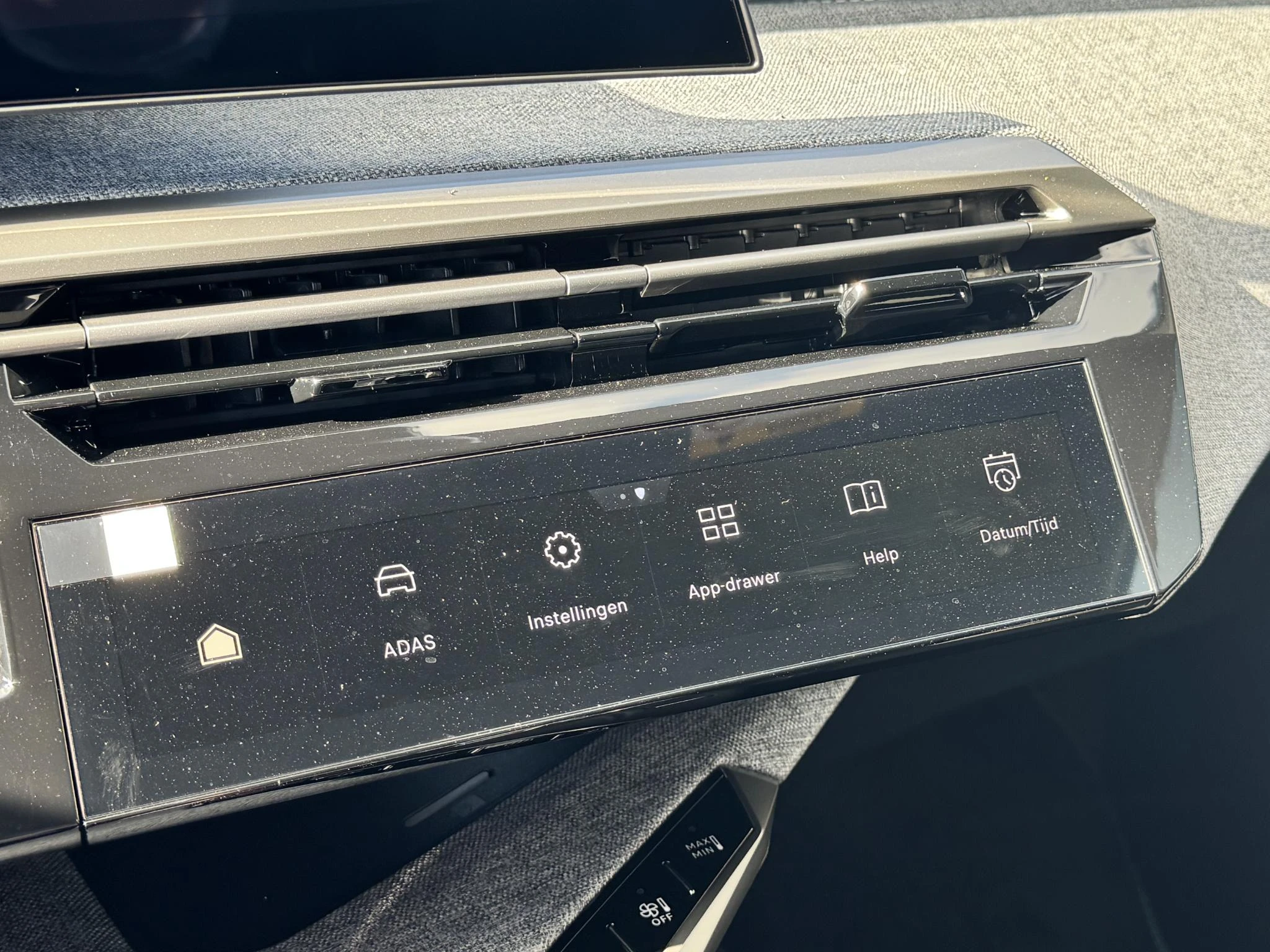Peugeot-e-5008-image-25