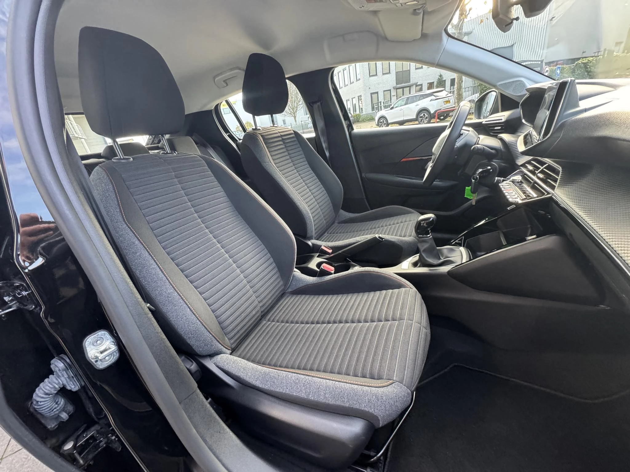 Peugeot-208-image-12