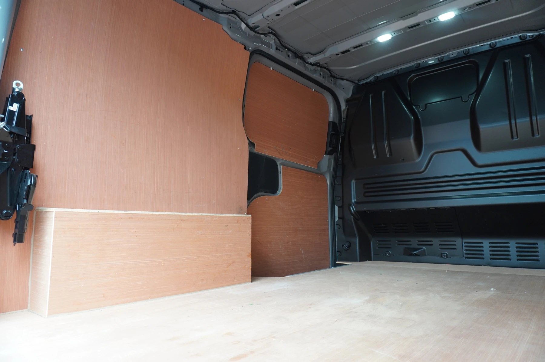 Volkswagen-Transporter-image-9