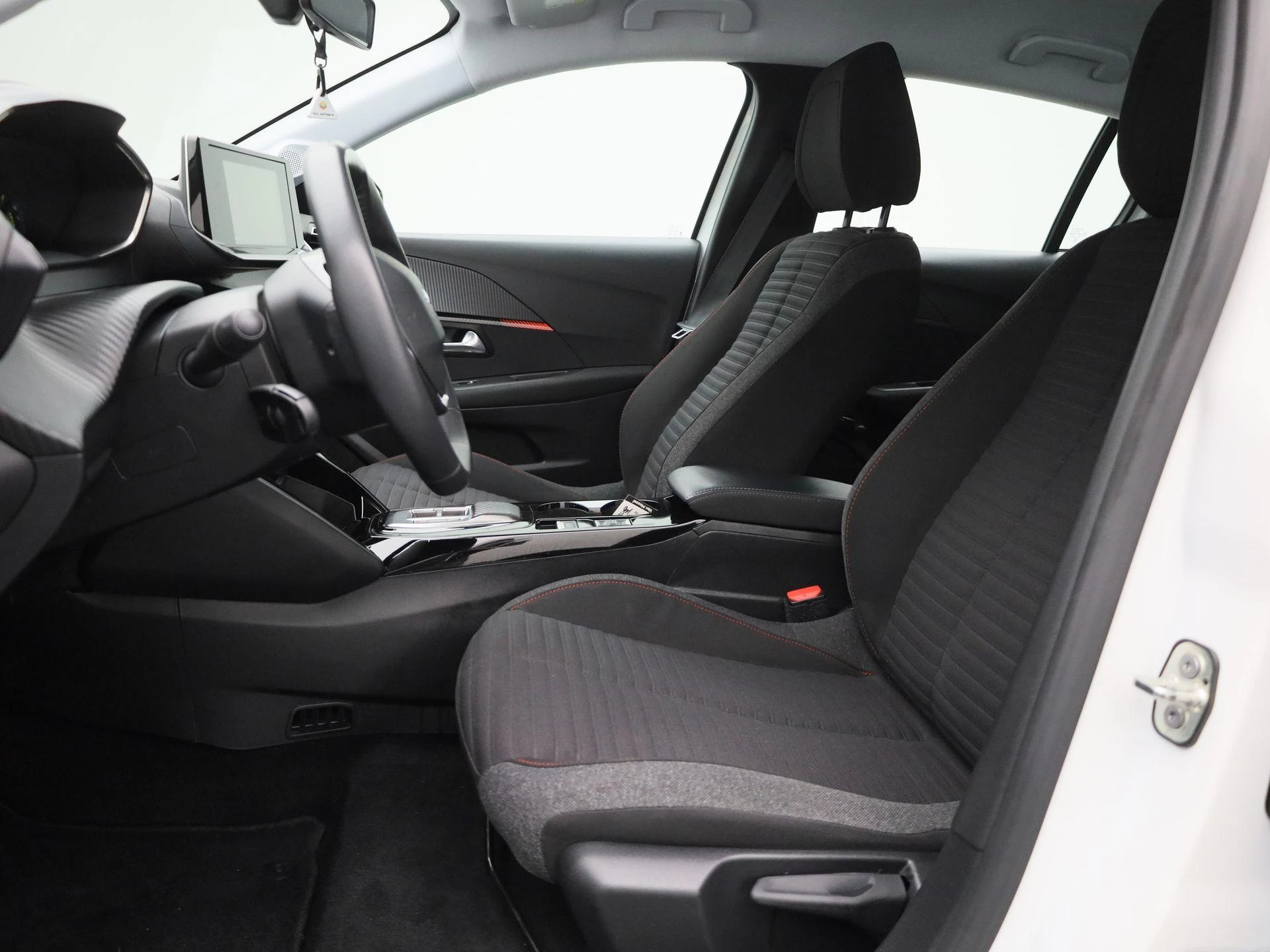 Peugeot-e-208-image-8