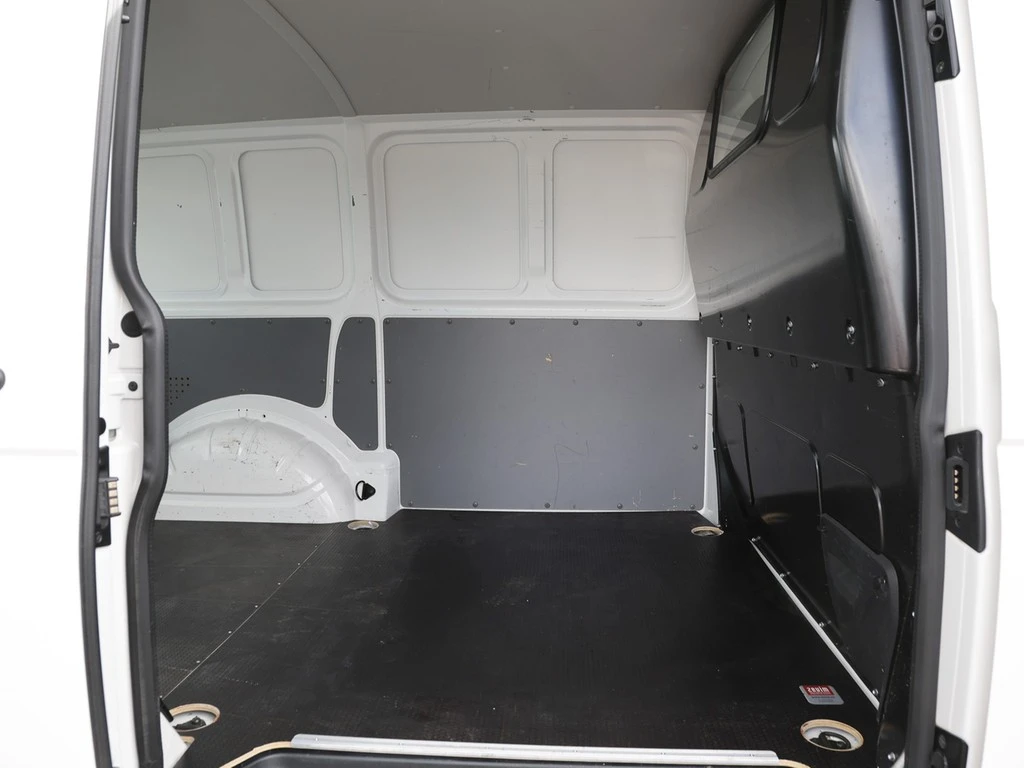 Volkswagen-Transporter-image-14