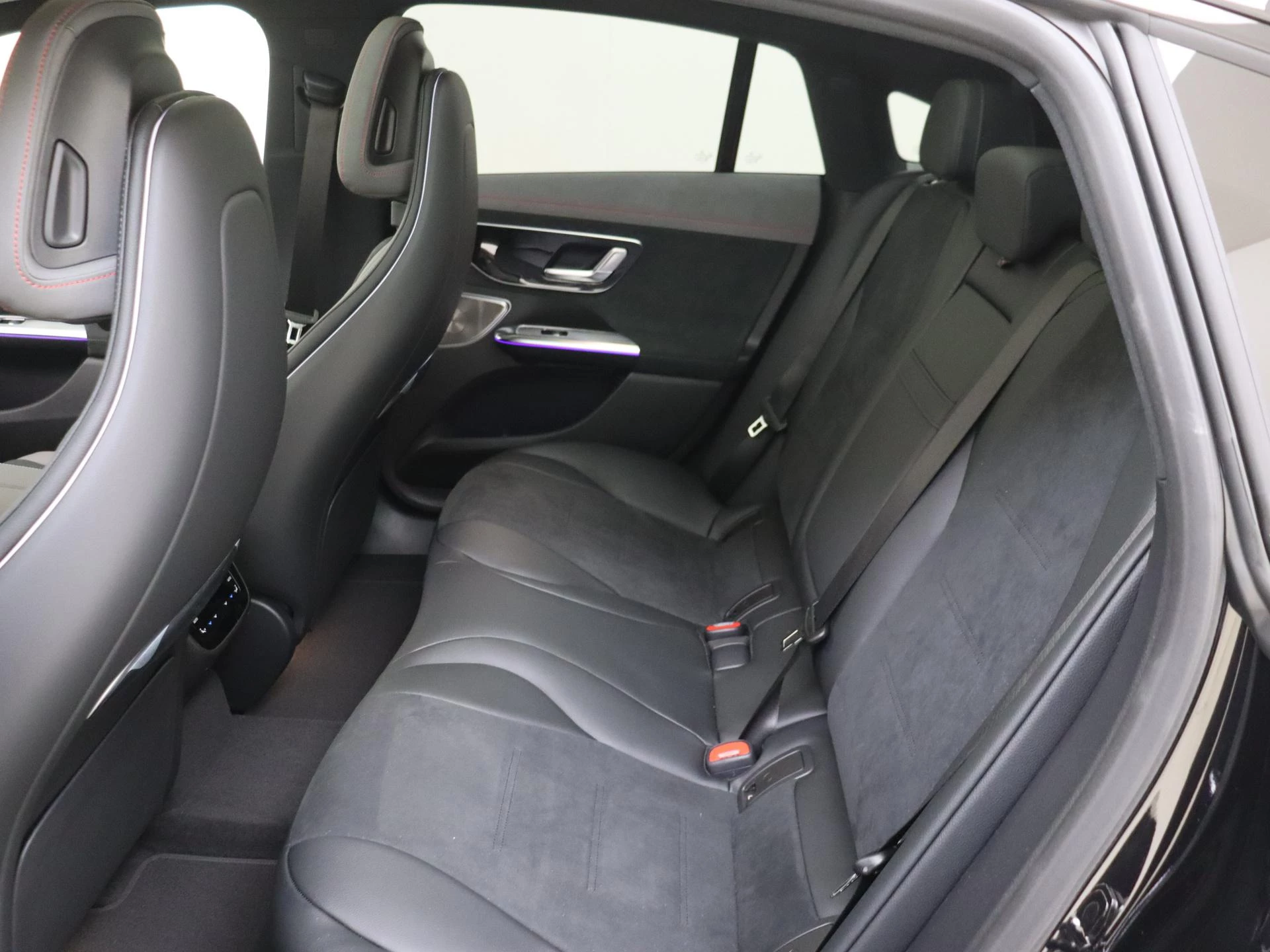 Mercedes-Benz-EQE-image-10