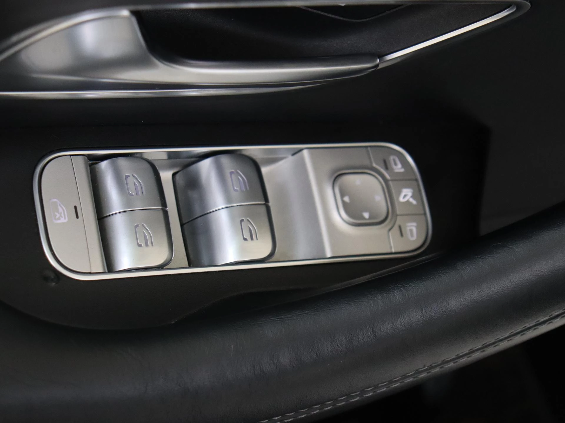 Mercedes-Benz-GLE-image-35