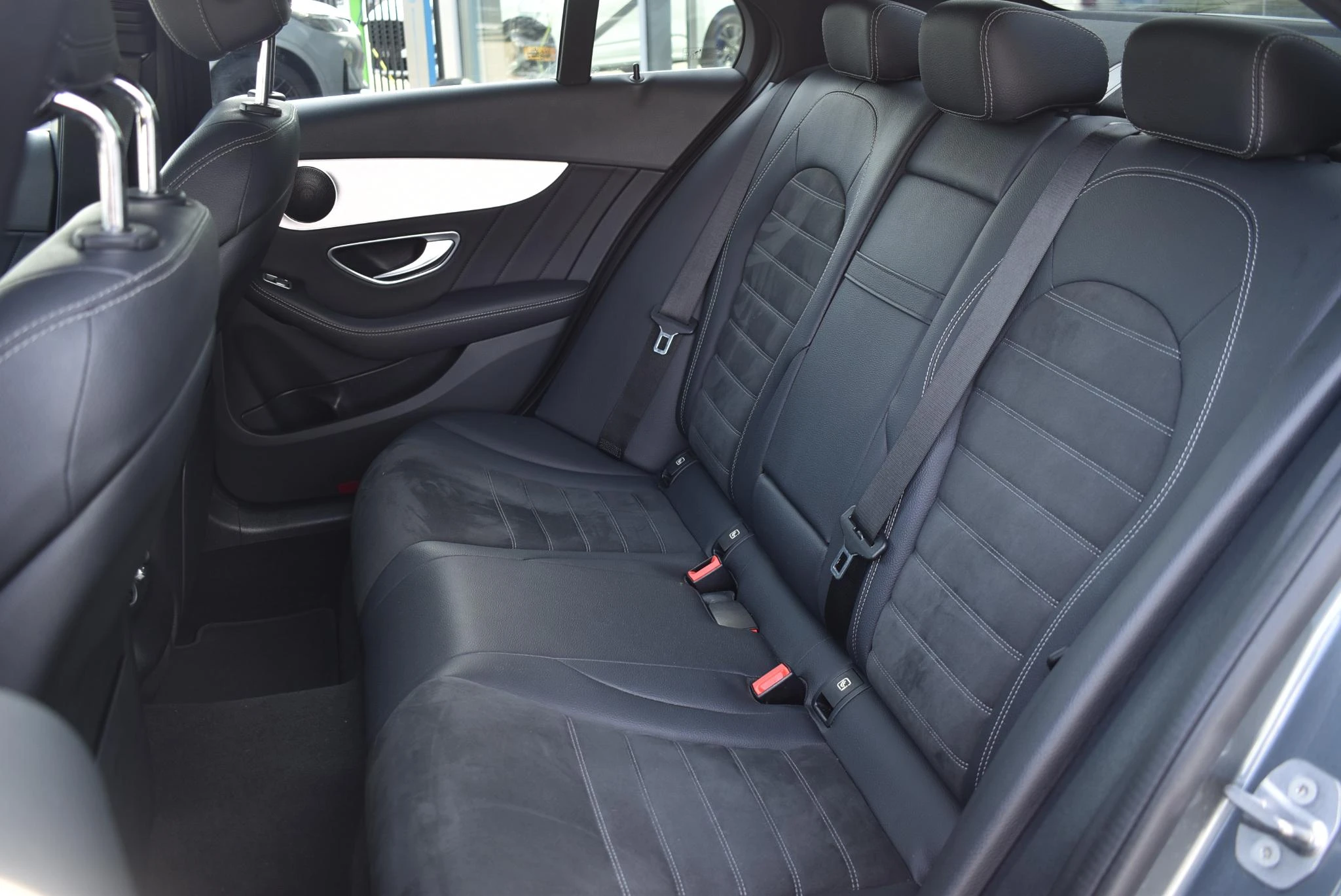 Mercedes-Benz-C-Klasse-image-37