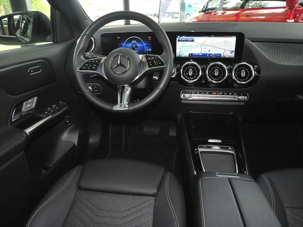 Mercedes-Benz-GLA 200 d-image-9