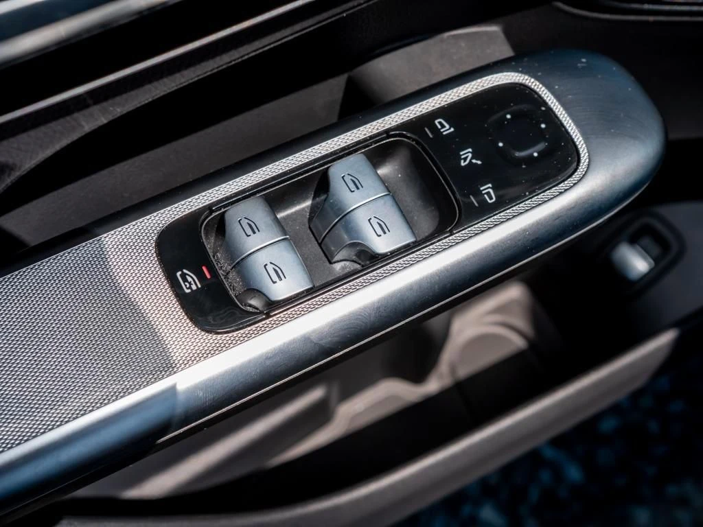 Mercedes-Benz-GLC 300 d-image-14