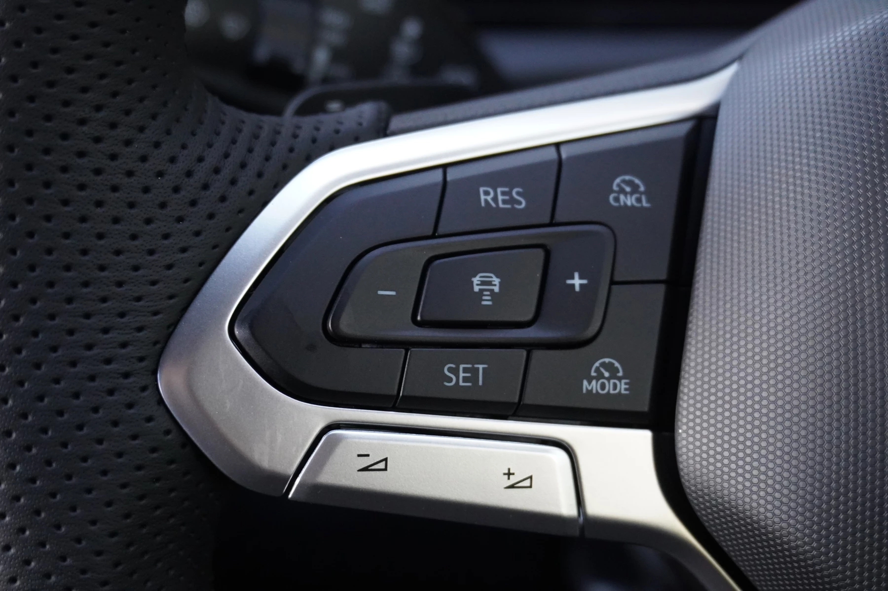 Volkswagen-Tiguan-image-28