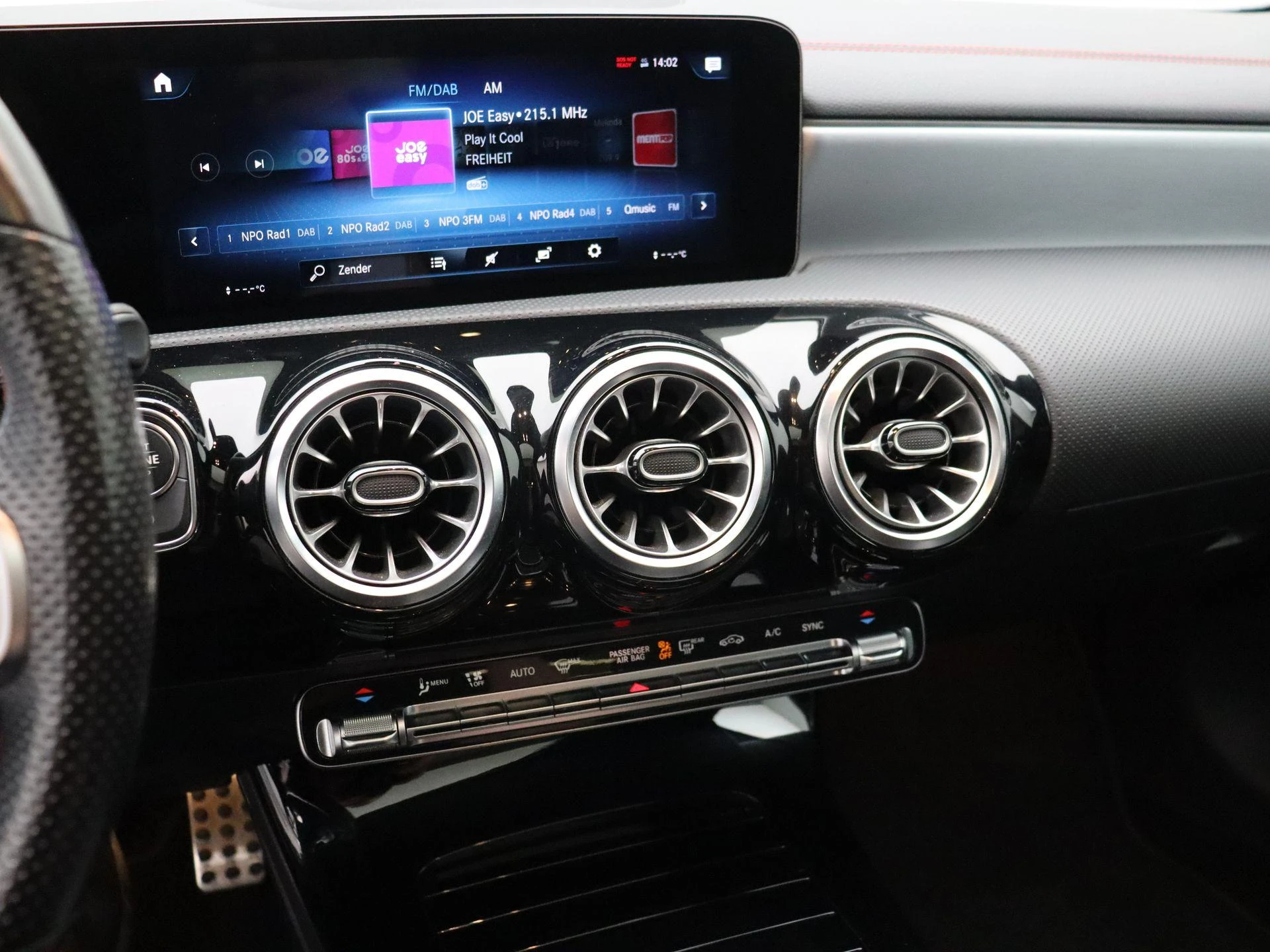Mercedes-Benz CLA 200 AMG Line + PANORAMISCH DAK + CAMERA + LED +