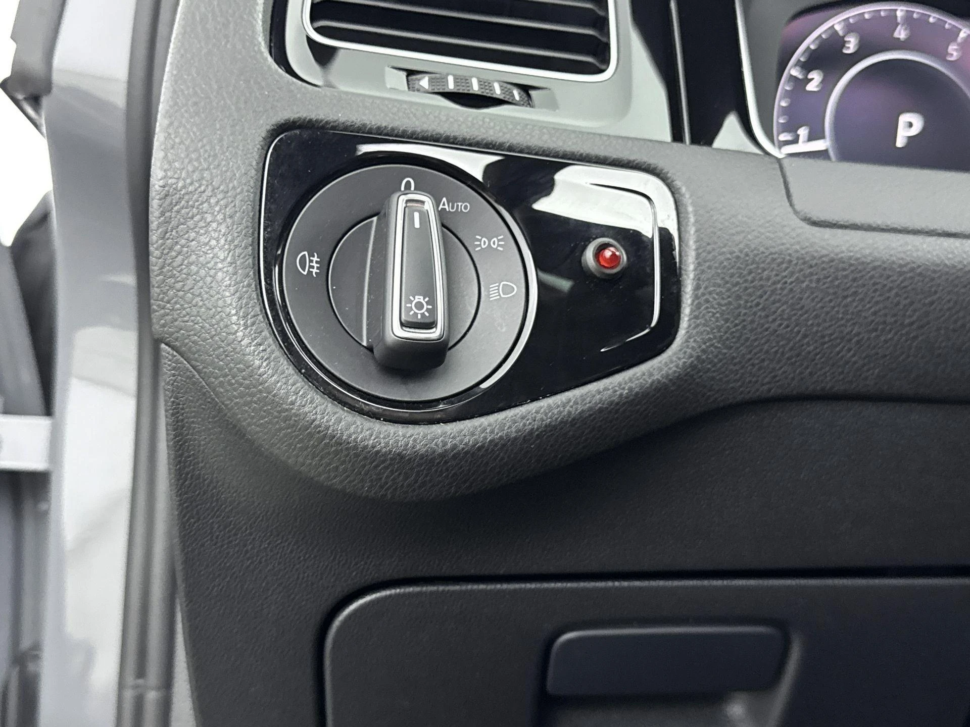 Volkswagen-Golf-image-14