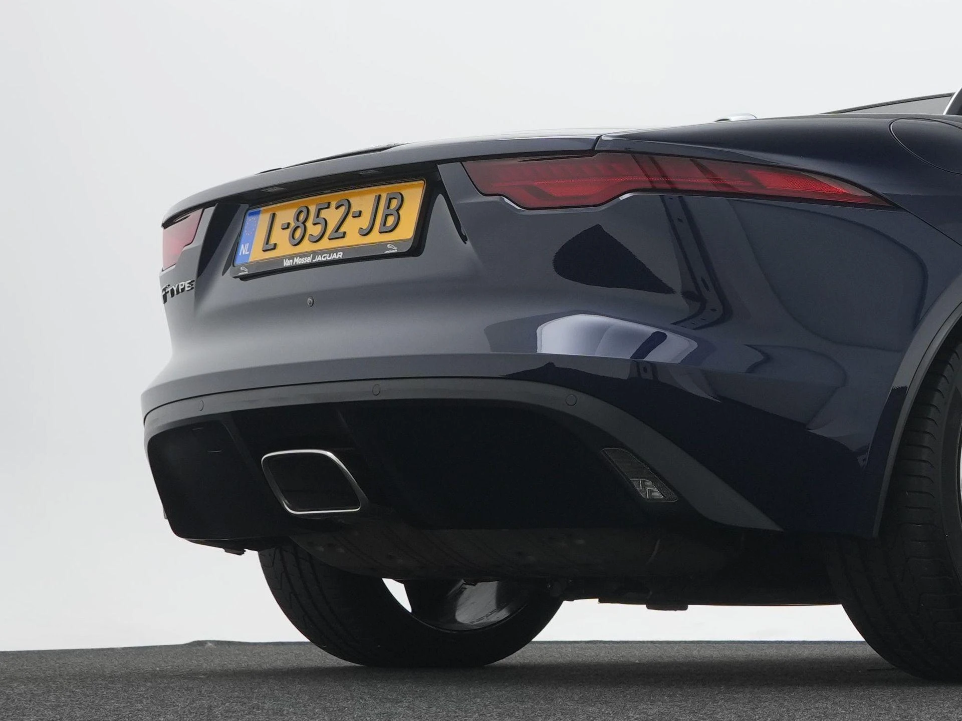 Jaguar F-TYPE P300 RWD First Edition