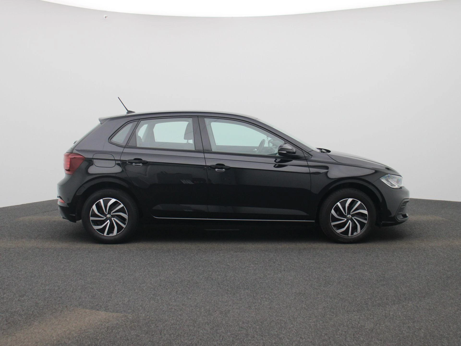 Volkswagen-Polo-image-5
