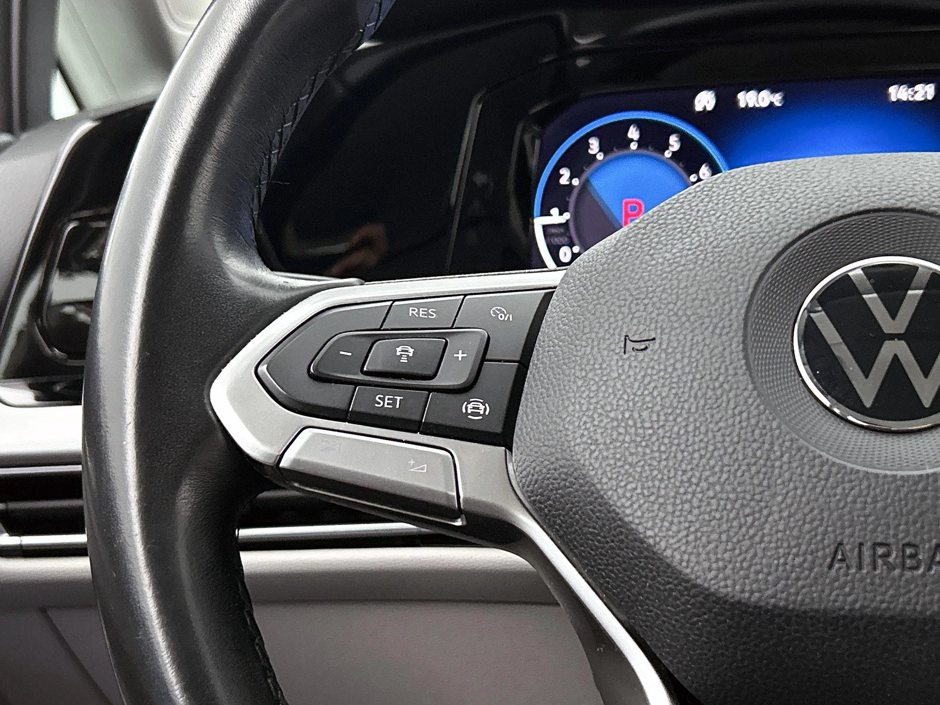 Volkswagen-Golf-image-7