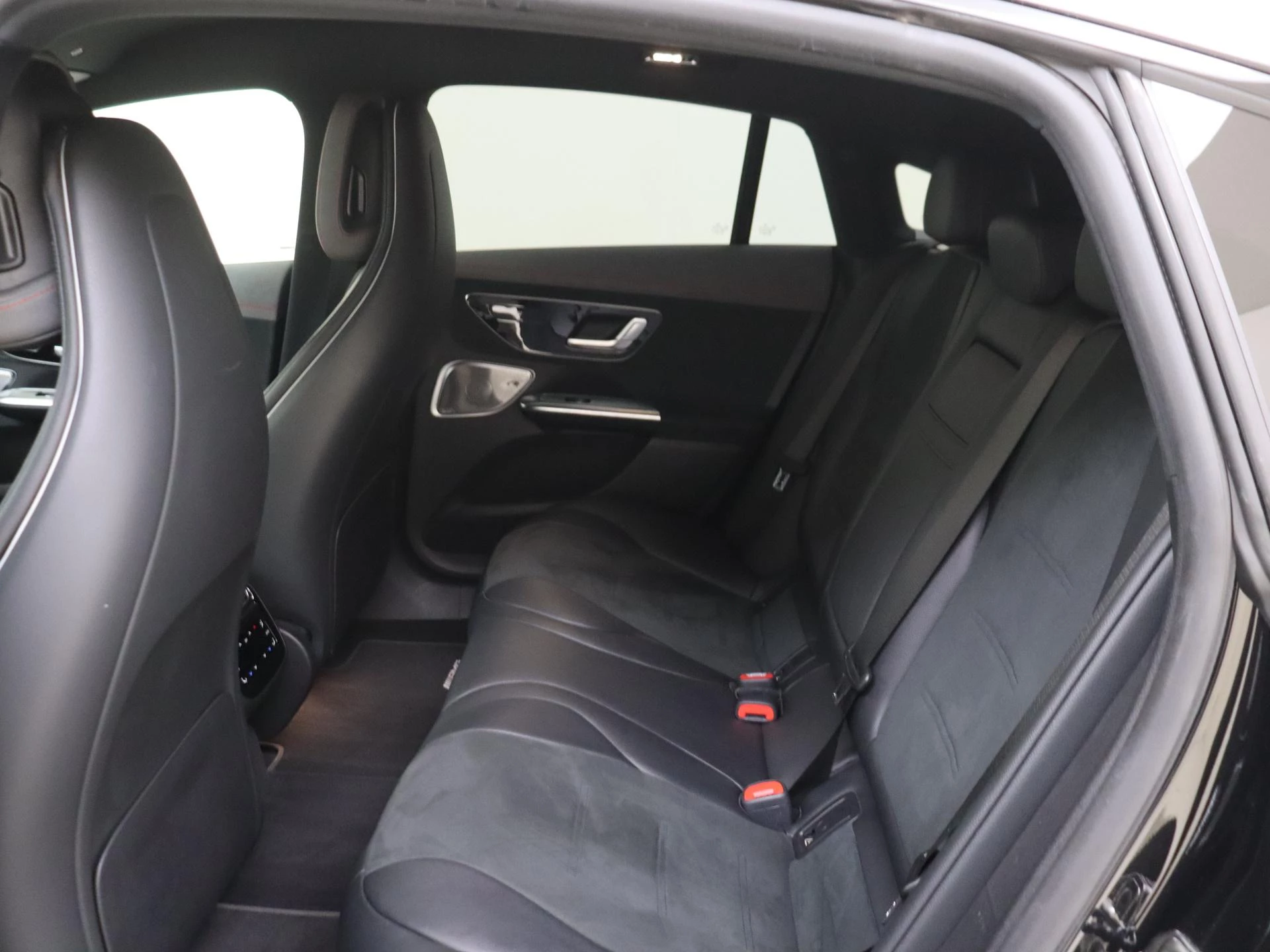 Mercedes-Benz-EQE-image-10